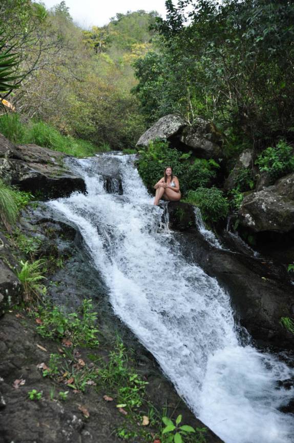 Cachoeira próxima à Kalalau, na Na'Pali Coast, costa norte de Kauai, no Havaí